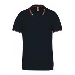 Polo en maille piquée manches courtes bleu marine à liserés rouge et blanc.