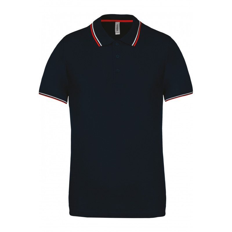 Polo en maille piquée manches courtes bleu marine à liserés rouge et blanc.