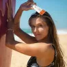 Crème solaire Minérale SPF50 Bio sur femme à la plage